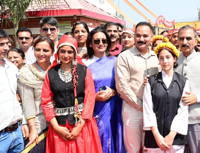 बच्चों के साथ फिर दिखा मुख्यमंत्री का अपनापन