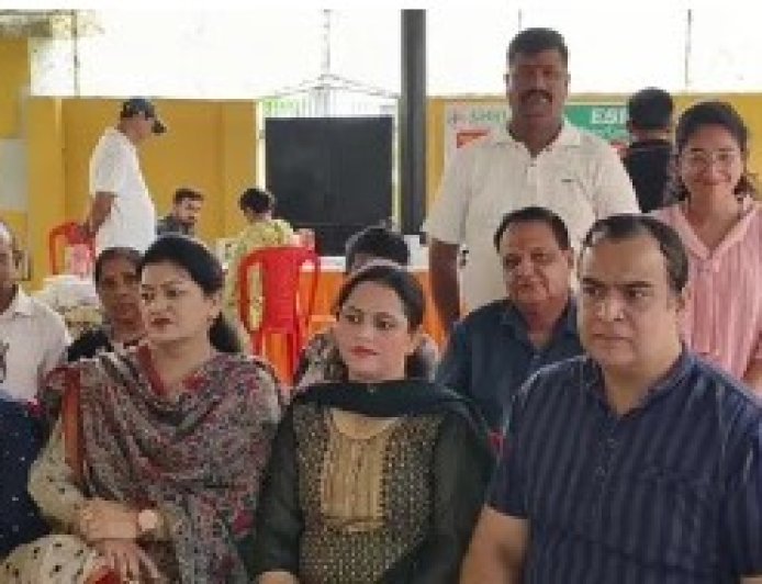 नाहन में लोगों ने सुना प्रधानमंत्री मन की बात कार्यक्रम, सेवा संकल्प अभियान के तहत स्वास्थ्य जांच शिविर का भी किया आयोजन