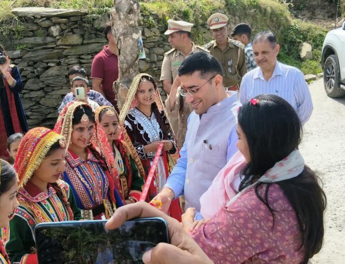 जिला चंबा में पर्यटन की अपार संभावनाएं, ग्रामीण पर्यटन को आजीविका से जोड़ना महत्वपूर्ण : उपायुक्त मुकेश रेपस्वाल