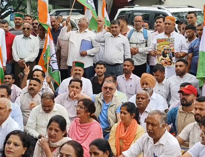 एसआइआर के विरोध में नाहन में कांग्रेस का प्रदर्शन, DC कार्यालय के बाहर मुख्य चुनाव आयुक्त का फूंका पुतला