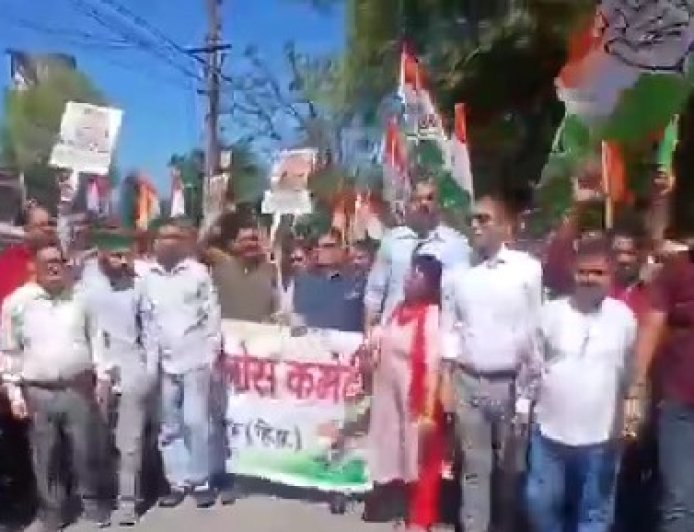 बिलासपुर में चुनाव आयोग के खिलाफ कांग्रेस का प्रदर्शन, सड़कों पर उतरे कार्यकर्ता