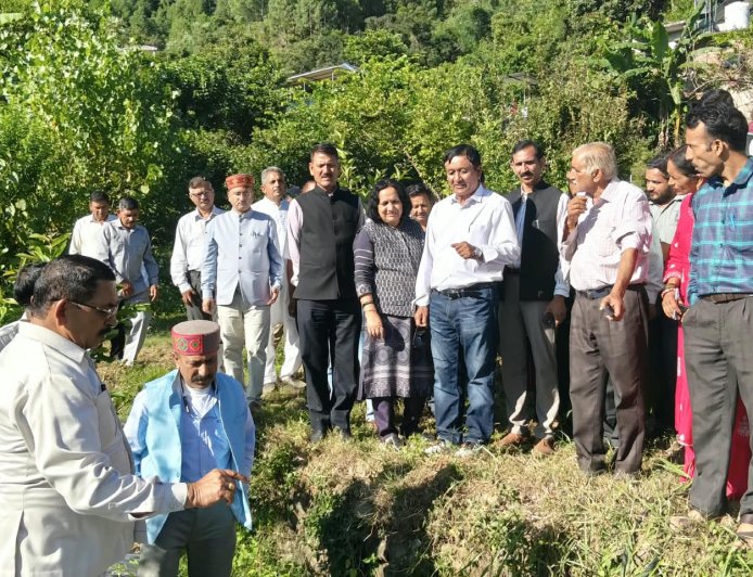 बागवानी मंत्री जगत सिंह नेगी ने बड़ागांव क्लस्टर का किया निरीक्षण