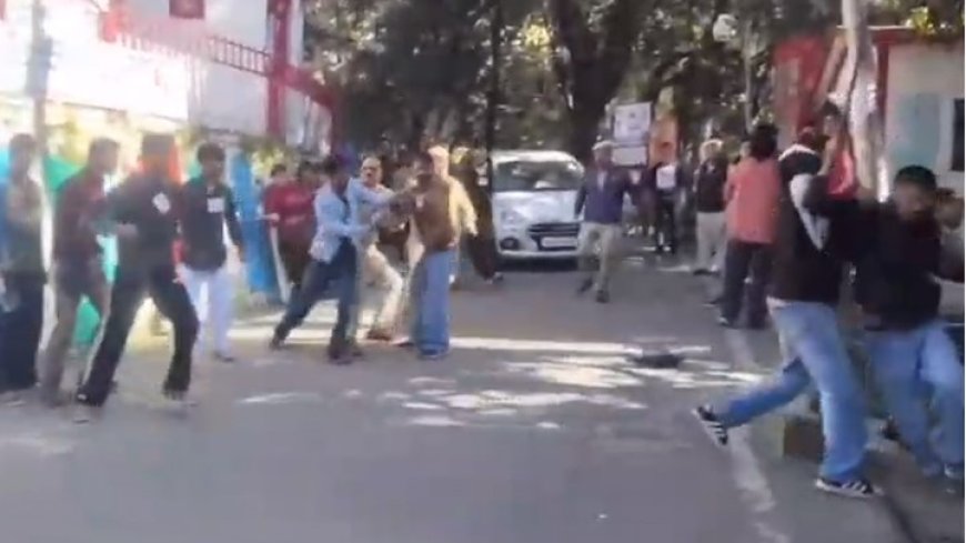 HPU में सुबह-सवेरे ही चौकी के पास भिड़े ABVP-SFI कार्यकर्ता, 2 छात्र घायल