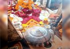 मां चिंतपूर्णी में मनोकामना पूरी होने पर जालंधर के श्रद्धालु परिवार ने अर्पित किया डेढ़ किलो चांदी का छत्र