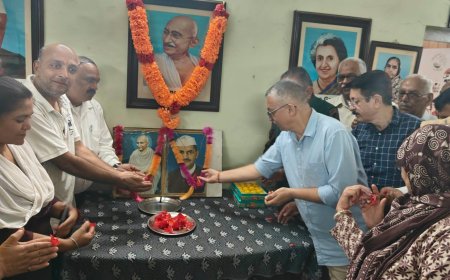 कांग्रेस भवन नाहन में राष्ट्रपिता महात्मा गांधी और लाल बहादुर शास्त्री को अर्पित की गई पुष्पांजलि, विधायक अजय सोलंकी विशेष तौर पर रहे मौजूद