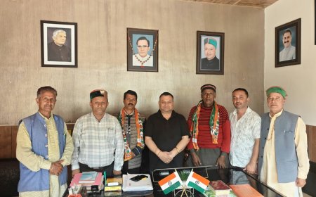 भाजपा को  झटका, थौला गांव के दो परिवारों ने थामा कांग्रेस का हाथ