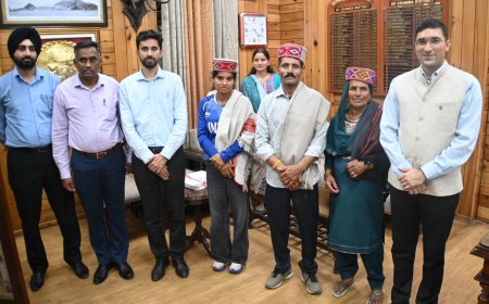 एशियाई खेलों की पदक विजेता सीमा को उपायुक्त मुकेश रेपस्वाल ने किया सम्मानित