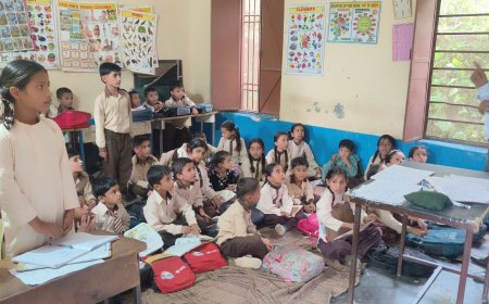 ठाकुरद्वारा पाठशाला का उपनिदेशक ने किया औचक निरीक्षण, शैक्षणिक स्तर कमजोर मिलने पर प्रभारी अध्यापक को कारण बताओ नोटिस