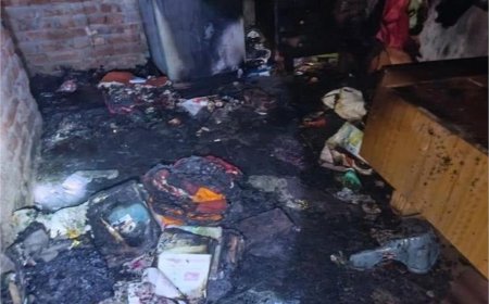 अचानक लगी आग से पूरा मकान राख, बेघर हुआ परिवार, अगले माह बेटी का विवाह
