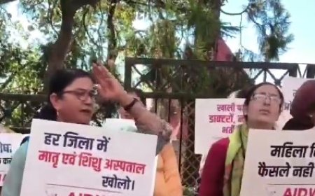 गायनी ओपीडी आईजीएमसी शिफ्ट करने के विरोध में जनवादी महिला समिति ने किया प्रदर्शन