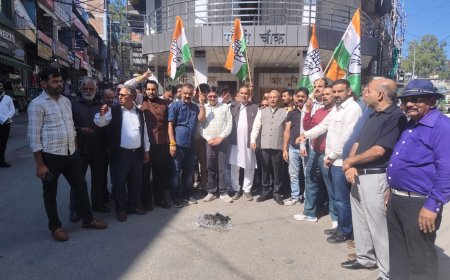 वोट चोरी के खिलाफ कांग्रेस ने हमीरपुर में किया धरना-प्रदर्शन