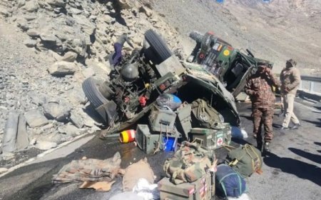 किन्नौर में दो सैन्य ट्रकों समेत तीन वाहन पलटे, चार जवान घायल
