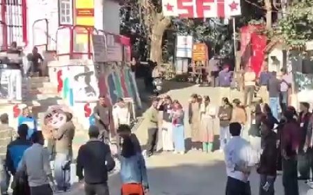 शिमला में एसएफआई ने भाजपा, आरएसएस और ज्ञानेश कुमार का पुतला जलाया, नीतियों के खिलाफ किया प्रदर्शन