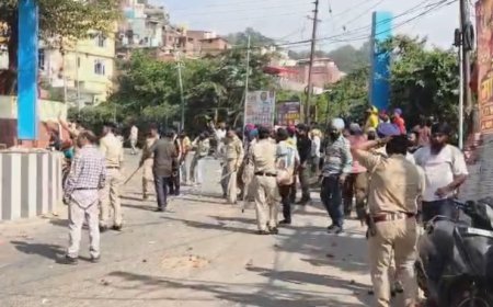 नाहन में स्वागत गेट लगाने को लेकर दो पक्षों में हिंसक झड़प, पत्थरबाजी और लाठीचार्ज