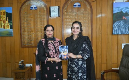 लेखिका रजनी बाला ने डीसी गंधर्वा राठौड़ को भेंट किया लघु उपन्यास ‘धुंध और परछाई’
