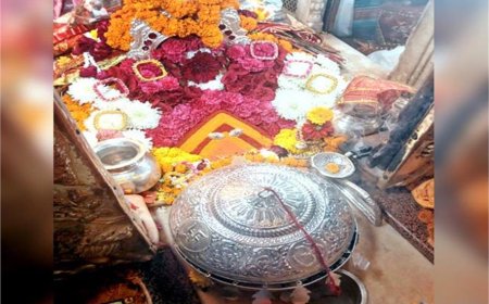 मां चिंतपूर्णी में मनोकामना पूरी होने पर जालंधर के श्रद्धालु परिवार ने अर्पित किया डेढ़ किलो चांदी का छत्र