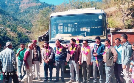 आजादी के आठ दशक बाद बलोग गांव पहुंची बस- ग्रामीणों ने लड्डू बांटकर मनाया जश्न