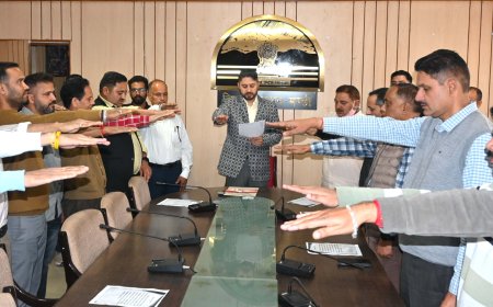उपायुक्त ने अधिकारियों व कर्मचारियों को दिलाई राष्ट्रीय एकता एवं संकल्प दिवस पर शपथ