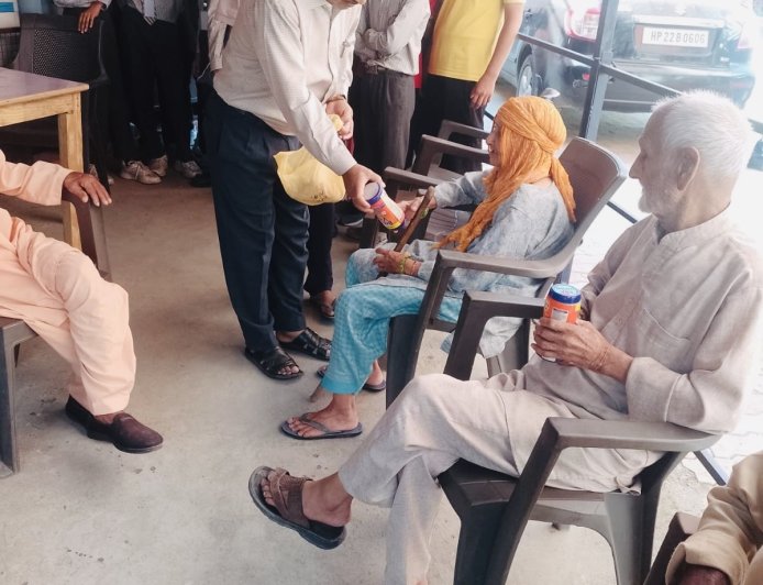 अंतर्राष्ट्रीय वृद्धजन दिवस पर नागरिक वरिष्ठ केंद्र हमीरपुर में वरिष्ठजनों से किया संवाद