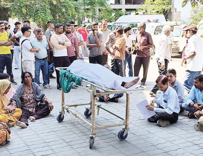 ऊना अस्पताल में युवक की मौत पर हंगामा, मेडिकल स्टाफ पर इलाज न करने के आरोप, दर्द से तड़पता रहा मरीज