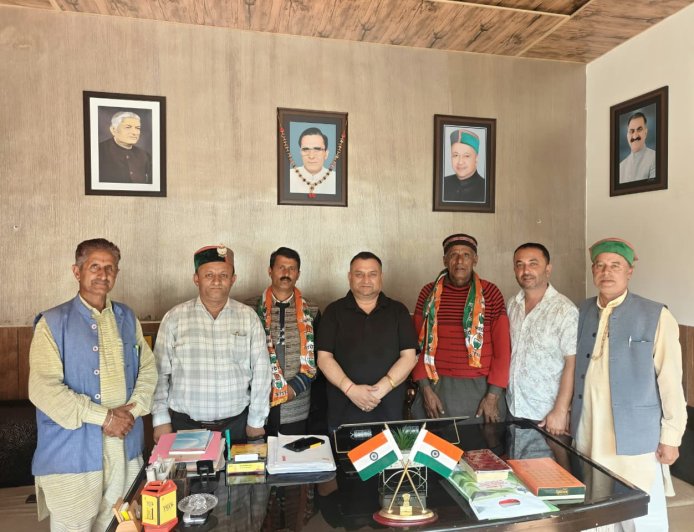 भाजपा को  झटका, थौला गांव के दो परिवारों ने थामा कांग्रेस का हाथ