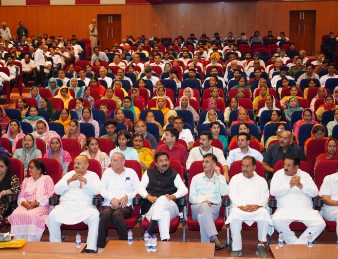 कांग्रेस कार्यकर्ता शिष्टाचार के साथ जनता के बीच अपनी बात रखें : मुकेश अग्निहोत्री