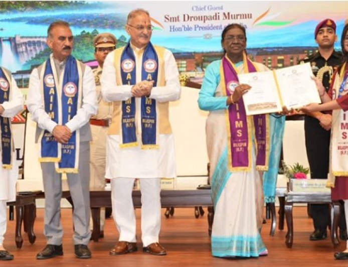बिलासपुर पहुंचीं राष्ट्रपति मुर्मू, एम्स के दीक्षांत समारोह में प्रशिक्षुओं को किया सम्मानित
