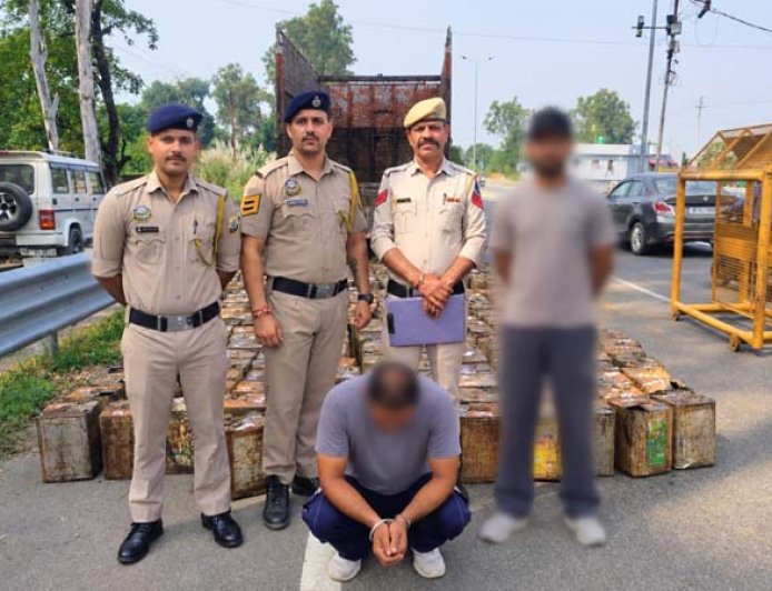पुलिस की बड़ी कार्रवाई, ट्रक से 270 टीन बिरोजा पकड़ा, चालक गिरफ्तार