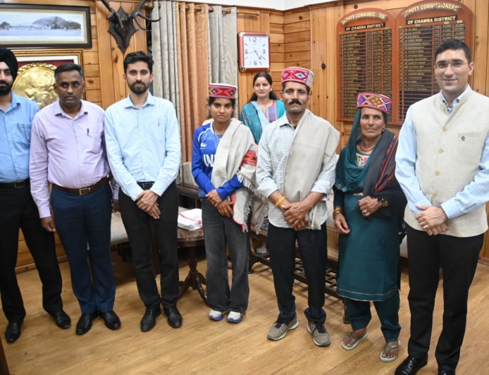 एशियाई खेलों की पदक विजेता सीमा को उपायुक्त मुकेश रेपस्वाल ने किया सम्मानित