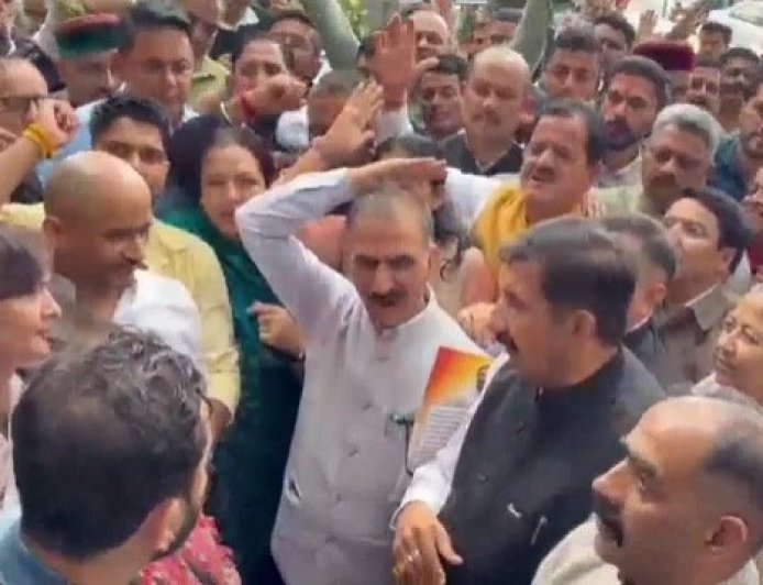 लोक भवन के बाहर कांग्रेस का प्रदर्शन, राज्यपाल को सौंपा ज्ञापन: CM बोले- खतरे में है लोकतंत्र