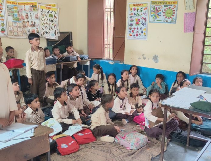 ठाकुरद्वारा पाठशाला का उपनिदेशक ने किया औचक निरीक्षण, शैक्षणिक स्तर कमजोर मिलने पर प्रभारी अध्यापक को कारण बताओ नोटिस