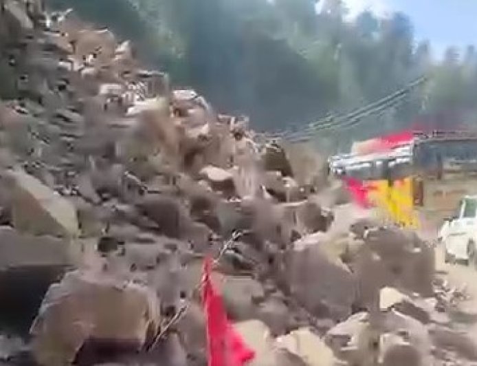 ढली के पास भूस्खलन से हड़कंप, पहाड़ी से पत्थर गिरने का खतरा बरकरार