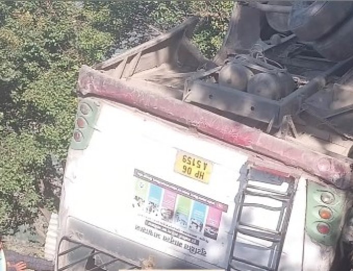 रामपुर में खाई में गिरी एचआरटीसी की बस, 20 वर्षीय युवक की मौत