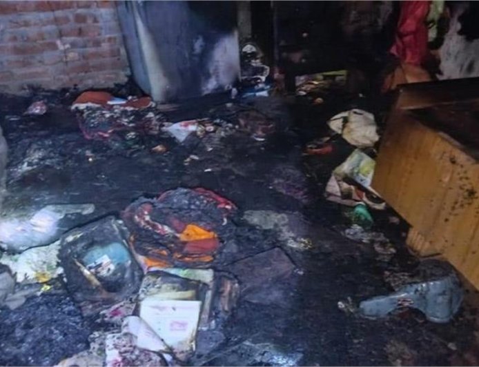 अचानक लगी आग से पूरा मकान राख, बेघर हुआ परिवार, अगले माह बेटी का विवाह