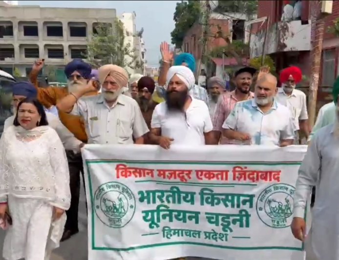 खाद न मिलने समेत गेहूं बीज की अदायगी न होने पर किसानों का आक्रोश प्रदर्शन, कृषि विभाग के कार्यालय का किया घेराव
