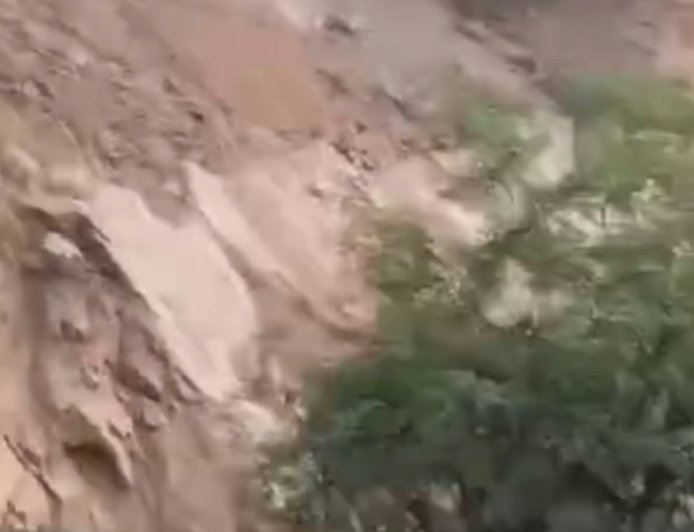 भूस्खलन के बाद अवरुद्ध सैनवाला कौलावालाभूड़ सड़क नहीं हो पाई बहाल, बहाली में लगेगा 4 से 5 दिन का समय