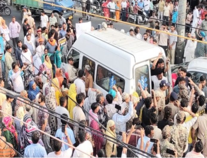 जच्चा-बच्चा की मौत पर फिर भड़के परिजन, लालबत्ती चौक किया जाम, महिला डॉक्टर को निलंबित करने की मांग