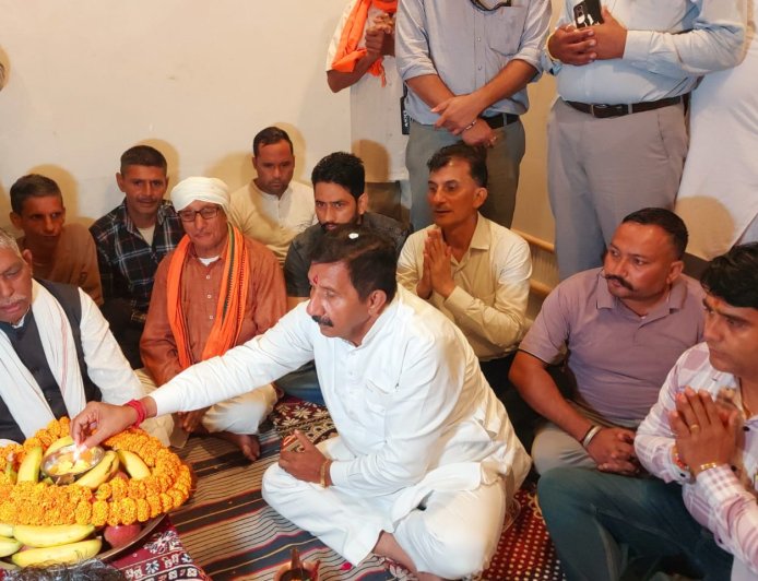 शीतला माता मंदिर इसपुर में उप मुख्यमंत्री मुकेश अग्निहोत्री ने प्रज्ज्वलित की प्रथम ज्योति