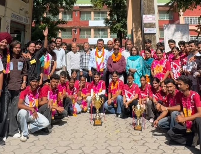पांवटा साहिब कॉलेज की महिला हॉकी टीम बनी चैंपियन, ओवरऑल ट्रॉफी पर भी जमाया कब्जा