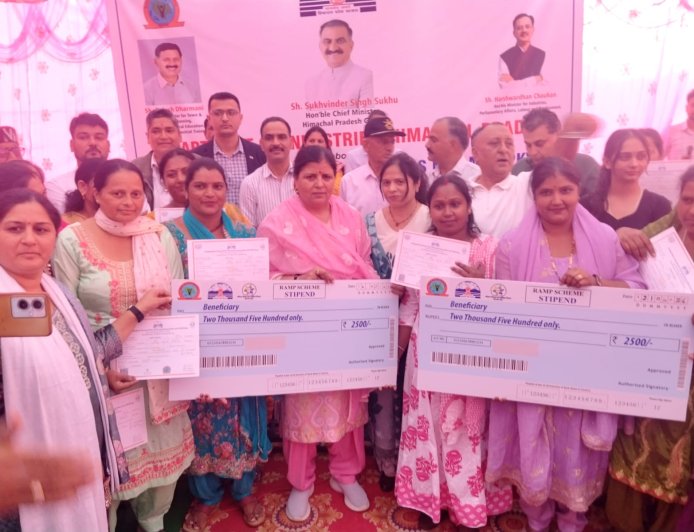विधायक कमलेश ठाकुर ने एचपीकेवीएन के प्रशिक्षुओं को दी स्टाइपेंड राशि और प्रमाण पत्र