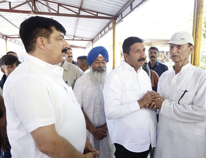 उप मुख्यमंत्री मुकेश अग्निहोत्री ने ओएसडी विक्रांत सिंह ठाकुर की माता के निधन पर शोक व्यक्त किया