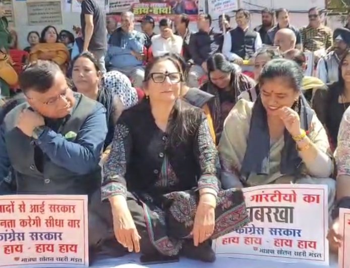 सोलन में कांग्रेस की गारंटियों के खिलाफ भाजपा का प्रदर्शन, आंदोलन तेज करने की चेतावनी