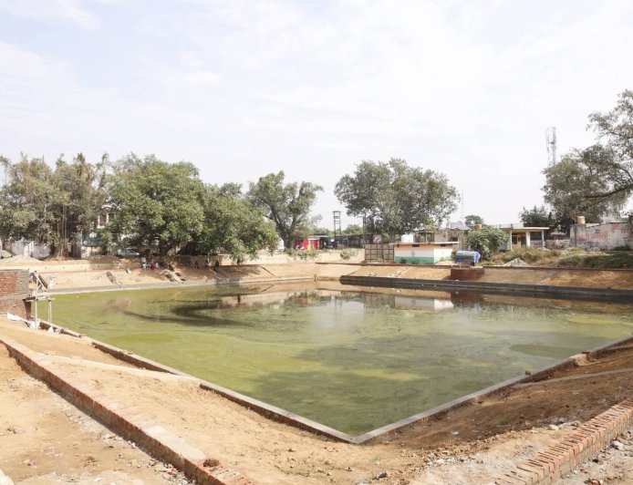बीटन में निर्माणाधीन तालाब का निरीक्षण करने पहुंचे उप मुख्यमंत्री मुकेश अग्निहोत्री