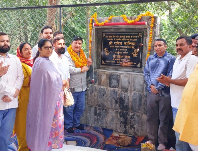 विधायक राकेश कालिया ने शिवबाड़ी में 10 लाख रुपये से निर्मित भव्य प्रवेश द्वार व पार्किंग स्थल का किया लोकार्पण