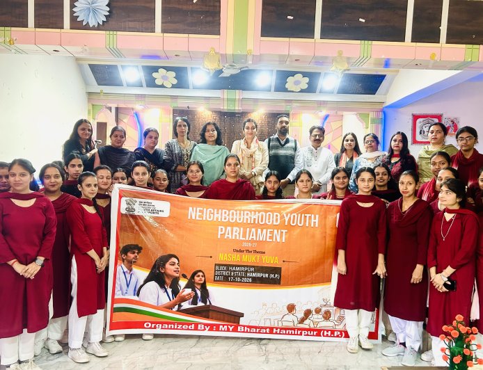 हमीरपुर में आस-पड़ोस युवा संसद का आयोजन, युवाओं ने लिया नशा मुक्त भारत का संकल्प