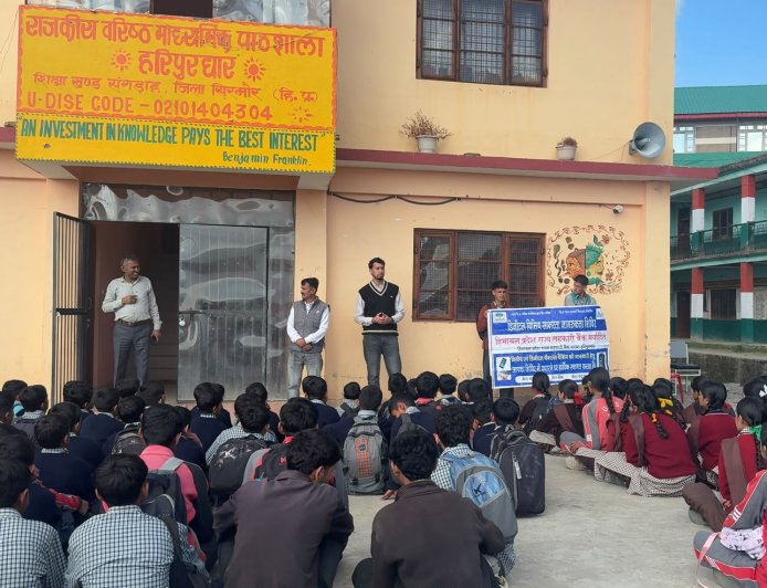 हरिपुरधार स्कूल में वित्तीय साक्षरता शिविर आयोजित, विद्यार्थियों को बचत और बैंकिंग योजनाओं की दी जानकारी