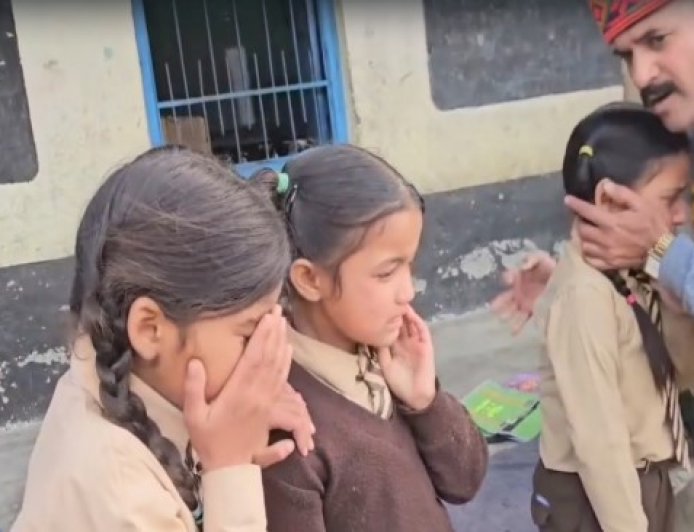 19 साल पढ़ाया, विदाई आई तो गुरुजी से लिपटकर रो पड़े बच्चे