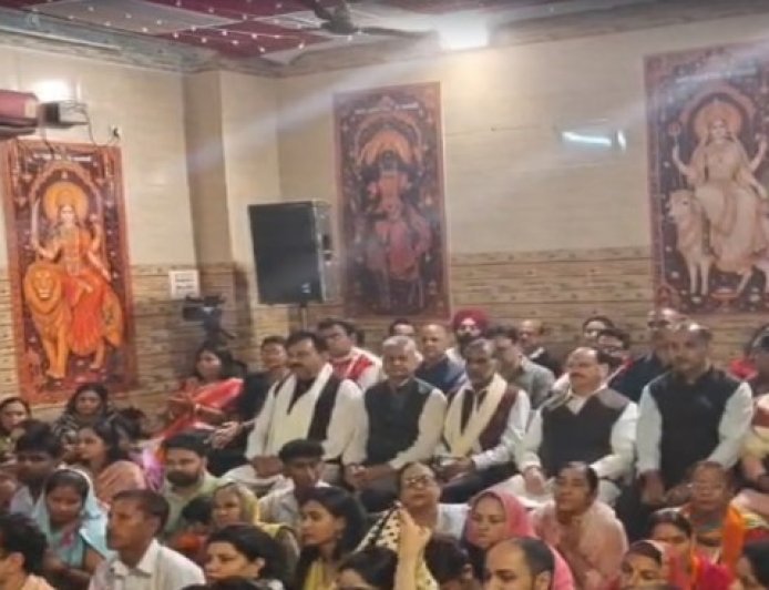 परिवार के साथ बाबा नाहर सिंह के मंदिर में नतमस्तक हुए जेपी नड्डा, शारदोत्सव में भी हुए शामिल