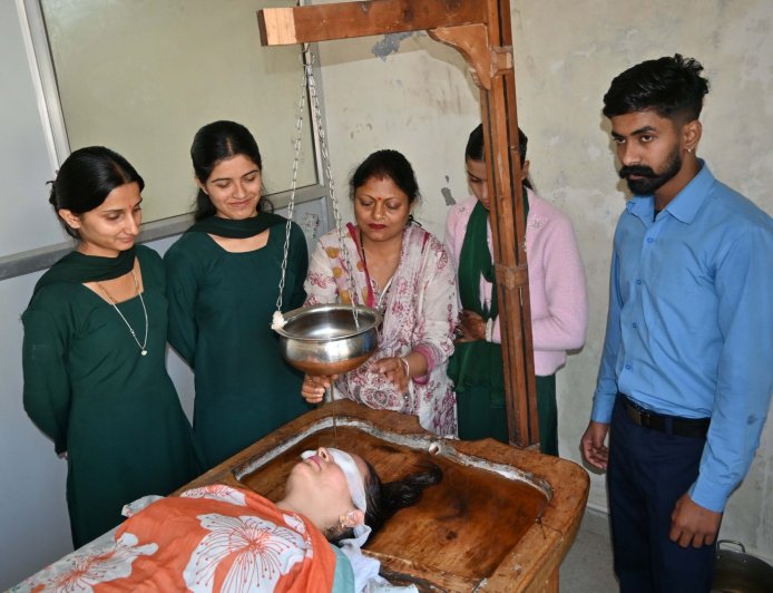 पंचकर्म से सुदृढ़ हो रही पारंपरिक आयुर्वेदिक चिकित्सा, सिरमौर में 89 संस्थानों के माध्यम से मिल रहीं आयुष सेवाएं