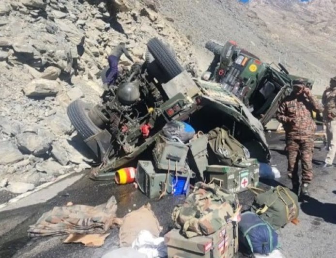 किन्नौर में दो सैन्य ट्रकों समेत तीन वाहन पलटे, चार जवान घायल